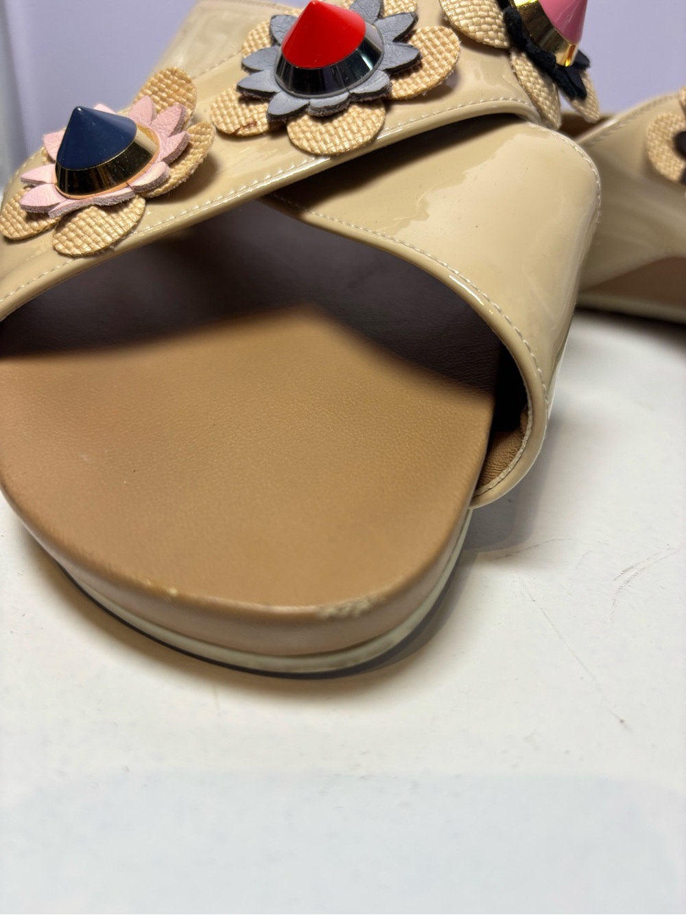 Fendi Beige Patent Leather Slide Sandals with Multicolor Floral Studs - Picture 2 of 4